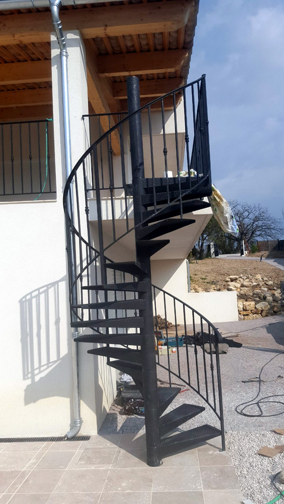 escalier en colimaçon en fer forgé fer a fer