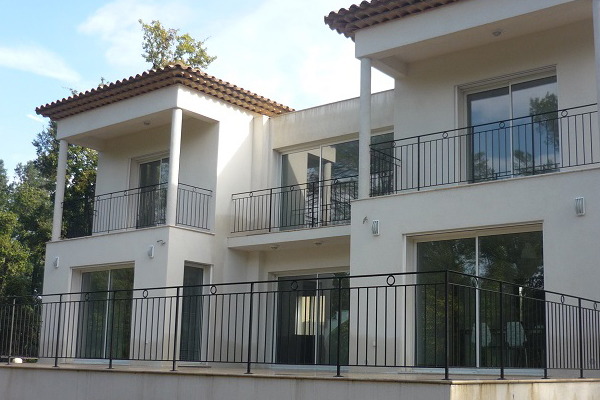 Ferronnerie d’art pour villa et maison d’hôtes – garde-corps et portail sur mesure