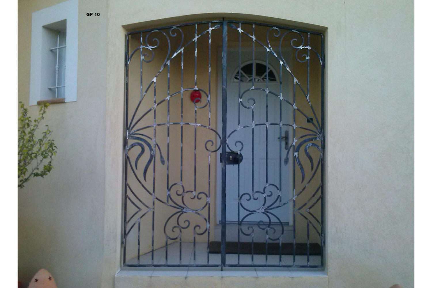 grille de porte réalisée par fer à fer