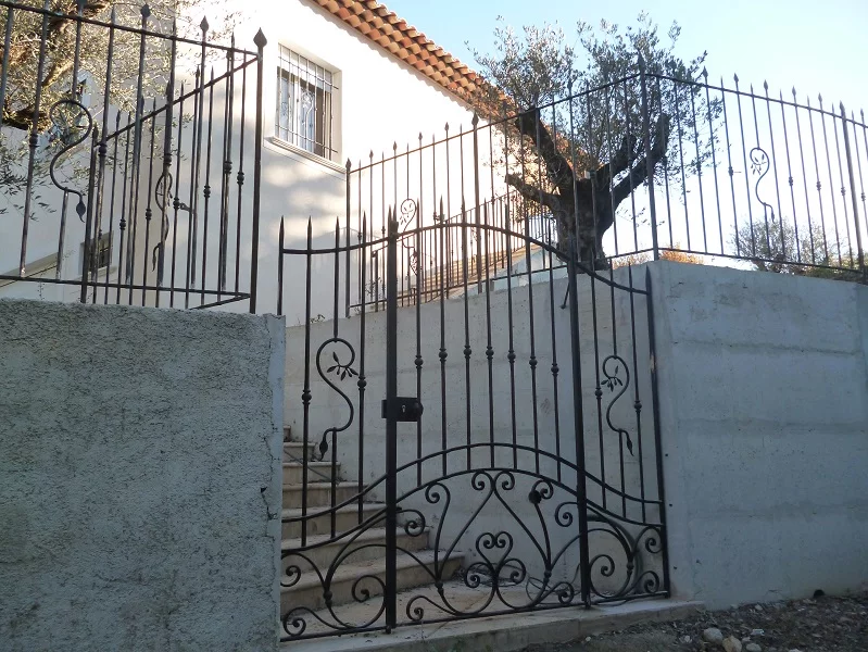 portillon en fer forgé réalisé par la ferronnerie fer à fer