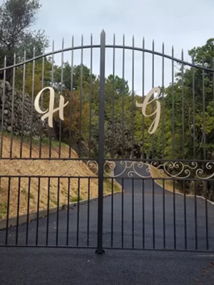 un vitrier qui pose une vitre