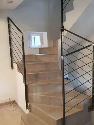 un vitrier qui pose une vitre