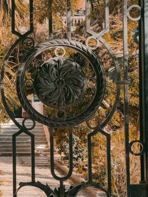 Portail en fer forgé avec style art déco