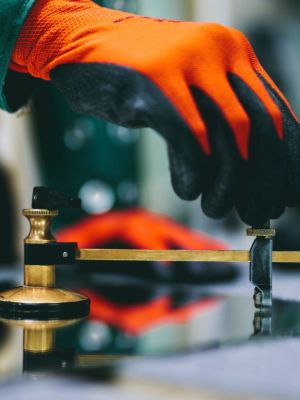 un vitrier qui pose une vitre