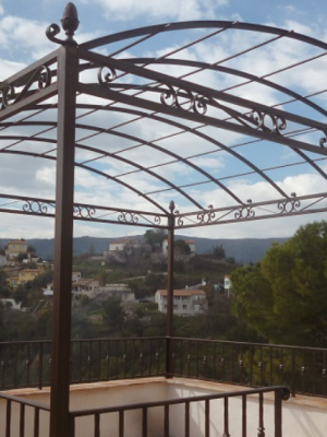 Pourquoi les marquises en ferronnerie trouvent encore leur place devant nos entrées ?